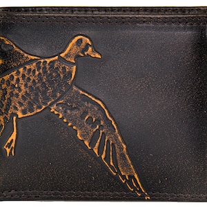 Cartera de cuero plegable Mallard para hombre. Acabado de grano completo bruñido en marrón con logotipo grande grabado en relieve