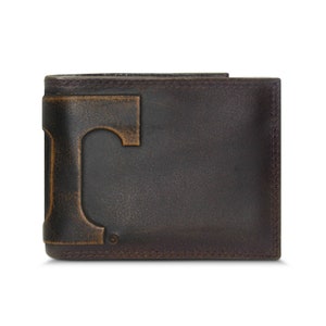Cartera de cuero plegable universitaria para hombre de Tennessee Vols. Acabado marrón bruñido de grano completo con logotipo grande grabado en relieve