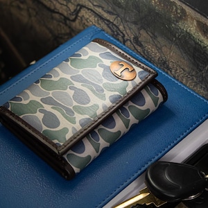 Cartera triple de cuero con diseño de camuflaje clásico de los Tennessee Vols para hombre. Un regalo para un fan de los Vols. Piel flor de primera calidad con el logotipo en cobre antiguo.