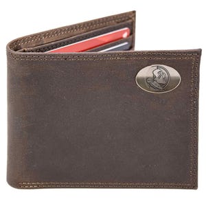 Puede incluir: Una cartera de cuero marrón con un emblema plateado en la parte delantera. La cartera está abierta, revelando varias tarjetas de crédito. Las costuras son visibles alrededor de los bordes. La cartera está hecha de cuero texturizado.