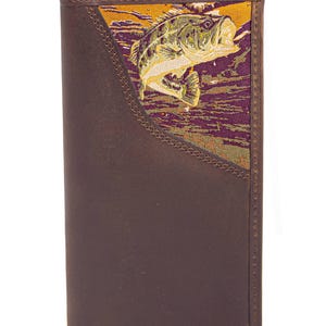 Könnte beinhalten: Braunes Lederportemonnaie mit einem dekorativen Einsatz mit einer Illustration eines springenden Fisches. Das Portemonnaie hat ein vertikales Design mit einer genähten Bordüre und einem kontrastierenden Stoffeinsatz.