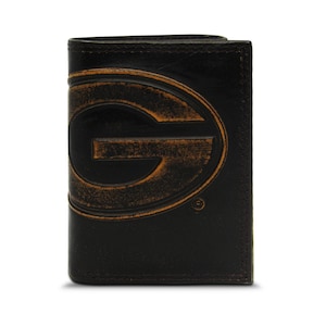 Cartera de cuero de tres pliegues para hombre de Georgia Bulldogs. Acabado marrón bruñido de grano completo con logotipo grande grabado en relieve