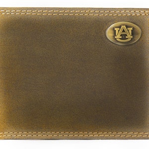 Cartera plegable de cuero para hombre Auburn Tigers. Cuero de plena flor color canela vintage con logotipo de latón antiguo