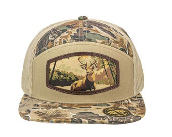 Czapka Buck Woven Patch Old School Camo. Czapka z 7-panelowym, nowoczesnym płaskim daszkiem. Czapka z daszkiem Richardson 168 Trucker Snapback. Czapka Zep-Pro Trucker. Jeleń wirginijski