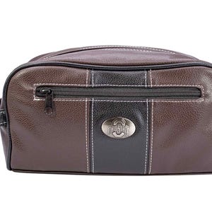 Könnte beinhalten: Eine braune und schwarze Kulturtasche aus Leder mit Reißverschluss und Griff. Die Tasche hat einen schwarzen Mittelstreifen mit einem silbernen Emblem und weißen Nähten.