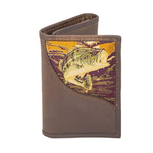 Op de afbeelding: Bruin leren portemonnee met een decoratief paneel met een springende baars. De vis is afgebeeld in groen, geel en paars tegen een gele en bruine achtergrond. De portemonnee is een bi-fold model.