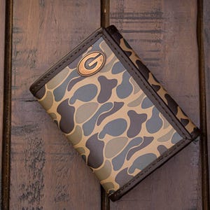 Cartera triple de cuero con diseño de camuflaje clásico de los Georgia Bulldogs para hombre. Un regalo para un fan de los Dawgs. Cuero de plena flor de calidad con el logo en cobre antiguo.