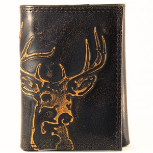 Cartera de cuero Buck Trifold. Acabado de plena flor marrón bruñido con logotipo grabado grande