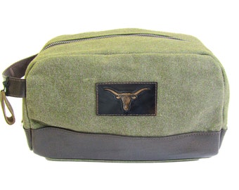 Texas Longhorns Tide Kulturbeutel für Männer. Olive Drab Gewachste Leinwand Mit Braunem Glanzleder Besatz. Geprägtes Patch-Logo.