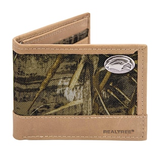Könnte beinhalten: Bifold-Geldbörse mit Tarnmuster und hellbraunen Lederakzenten. Die Geldbörse hat ein silbernes Emblem und das Realtree®-Logo. Der Innenraum ist sichtbar und zeigt Kartenfächer und ein gemustertes Futter.