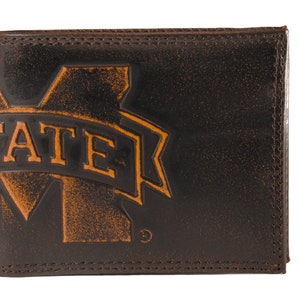 Cartera de cuero plegable universitaria para hombre de Mississippi State Bulldogs. Acabado marrón bruñido de grano completo con logotipo grande grabado en relieve