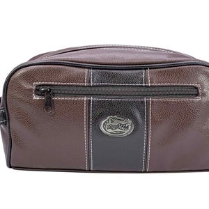 Puede incluir: Neceser de cuero marr&oacute;n y negro con cierre de cremallera y asa. La bolsa presenta una franja negra en el centro con un emblema plateado y costuras blancas. La bolsa es rectangular.