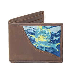Puede incluir: Cartera de cuero marrón de dos pliegues con un diseño de pez colorido. La cartera presenta una ilustración detallada de un pez en tonos azules, amarillos y verdes. El interior incluye ranuras para tarjetas.