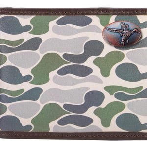 Cartera plegable Mallard de piel con diseño de camuflaje clásico para hombre. Piel flor con logotipo en cobre antiguo.