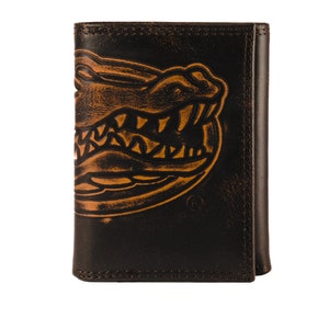 Cartera de cuero de tres pliegues para hombre de los Florida Gators. Acabado marrón bruñido de grano completo con logotipo grande grabado en relieve