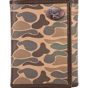 Cartera Buck de tres pliegues para hombre, estilo camuflaje clásico. Piel flor con logotipo en cobre antiguo.
