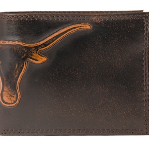 Cartera plegable universitaria de cuero de los Texas Longhorns para hombre. Acabado marrón bruñido de grano completo con logotipo grande grabado.