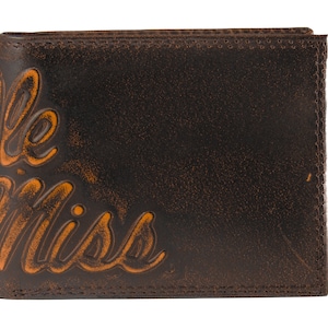 Cartera plegable de cuero para hombre Ole Miss Rebels. Acabado de plena flor marrón bruñido con logotipo grande grabado