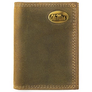 Cartera de cuero triple plegable para hombre Ole Miss Rebels. Cuero de plena flor color canela vintage con logotipo de latón antiguo