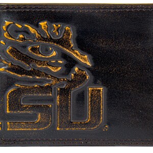 Cartera de cuero plegable universitaria de LSU Tigers para hombre. Acabado marrón bruñido de grano completo con logotipo grande grabado en relieve