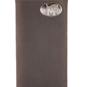 Puede incluir: Una cartera de cuero marrón con un emblema ovalado plateado. El emblema presenta un tigre y la letra "M". La cartera es rectangular y tiene un borde cosido.