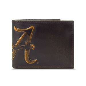 Cartera de cuero plegable universitaria Alabama Crimson Tide para hombre. Acabado marrón bruñido de grano completo con logotipo grande grabado en relieve