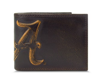 Cartera plegable universitaria de cuero Alabama Crimson Tide para hombre. Acabado marrón bruñido de grano completo con logotipo grande grabado.