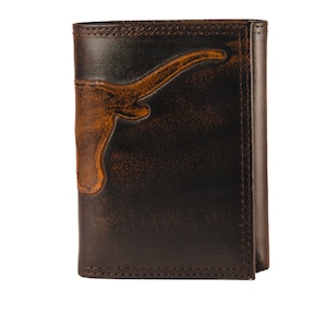Cartera de cuero de tres pliegues para hombre de Texas Longhorns. Acabado marrón bruñido de grano completo con logotipo grande grabado en relieve