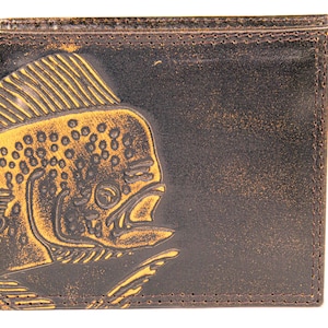Cartera plegable de cuero para hombre Dolphin Mahi-mahi. Acabado marrón bruñido con logotipo grande grabado en relieve