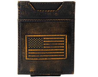 Cartera de cuero con bolsillo frontal magnético para hombre con la bandera de EE. UU. Acabado marrón bruñido de grano completo con logotipo grande grabado en relieve.