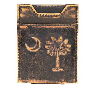 Cartera de cuero con bolsillo frontal magnético para hombre de SC Palmetto. Acabado de grano completo bruñido marrón con logotipo grande grabado en relieve