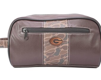 Georgia Bulldogs Men's Camo Dopp Kit. Toiletry Bag. Old School Camo Print. Brown Pebble Finish. Antique Copper Logo. Travel Accessory
