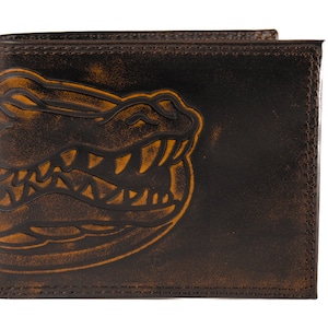Cartera plegable universitaria de cuero de los Florida Gators para hombre. Acabado marrón bruñido de grano completo con logotipo grande grabado.