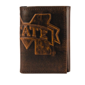 Cartera de cuero triple colegiada para hombre de Mississippi State Bulldogs. Acabado de plena flor marrón bruñido con logotipo grande grabado