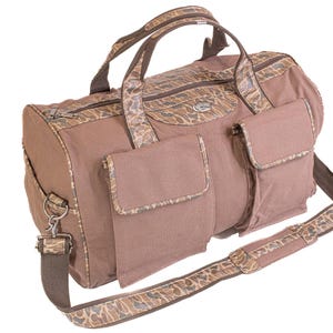 Bass Weekender Tasche. Braun Gewachste Leinwand Mit Old School Camo Akzent Finish. Antikes Kupfer-Logo.