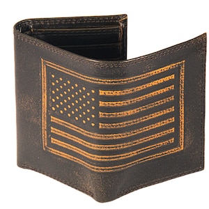 Cartera de cuero de tres pliegues con la bandera de EE. UU. Acabado de grano completo bruñido marrón con logotipo grande grabado en relieve