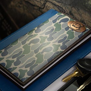 Cartera de cuero USC Gamecock Secretary para hombre, estilo camuflaje clásico. Regalo para un aficionado de la USC Carolina. Cuero de plena flor de calidad con logotipo en cobre antiguo.