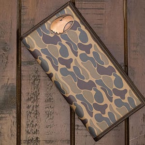 Cartera de cuero estilo Secretary de los Georgia Southern Eagles, con diseño de camuflaje clásico. Un regalo para un fan de los GATA. Piel flor con el logo de cobre antiguo.