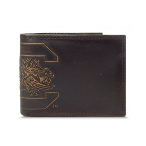 Cartera de cuero plegable universitaria para hombre de los South Carolina Gamecocks. Acabado marrón bruñido de grano completo con logotipo grande grabado en relieve