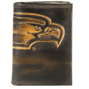 Cartera de cuero con tres pliegues para hombre de Georgia Southern Eagles. Acabado marrón bruñido de grano completo con logotipo grande grabado en relieve
