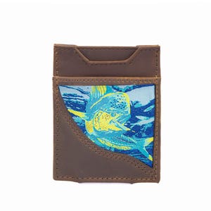 Puede incluir: Tarjetero de cuero marrón con un gráfico de pez colorido. La cartera presenta un diseño de pez azul, amarillo y verde sobre un fondo azul claro. El tarjetero tiene forma rectangular con un bolsillo en la parte delantera.