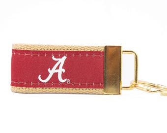 Portachiavi con nastro intrecciato dei Crimson Tide dell'Alabama. Portachiavi dell'Alabama. Regalo per i tifosi dell'Alabama. Anello portachiavi dei Crimson Tide. Chiusura e anello in ottone.