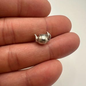Ciondolo a forma di teiera, in argento sterling 925, finitura lucida.