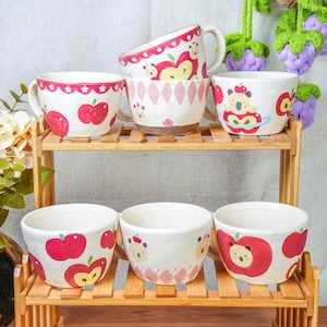Taza de té de cerámica con diseño de oso de manzana, divertida taza de café de carpincho, serie Apple Delight, estilo de dibujos animados, linda taza hecha a mano, regalo de cumpleaños perfecto para niños
