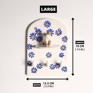 Llavero de pared de cerámica pintado a mano personalizado con mini estante, candelabro para velas de té, gancho para entrada con diseño navideño de margaritas de cuadros escoceses imagen 8