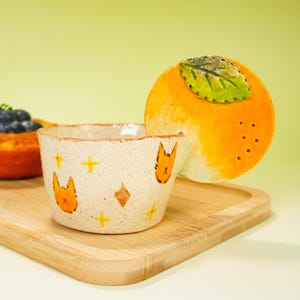 Taza de té de cerámica hecha a mano Citrus Kitty Joy con asa tipo naranja / Taza de café con estilo de dibujos animados de gato caprichoso / Lindo regalo de cumpleaños Y2K para niños