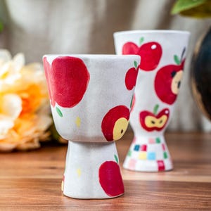 Divertida taza de cerámica con pedestal, estilo de dibujos animados, núcleo de manzana, patrón de fruta, copa de forma irregular, taza de café hecha a mano, taza de té, regalo perfecto para niños