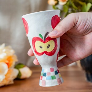 Copa de cerámica con núcleo de manzana, caprichosa taza de pedestal de fruta de color arcoíris, taza de agua Kawaii de estilo de dibujos animados, taza de café expreso, regalo Fairycore para niños