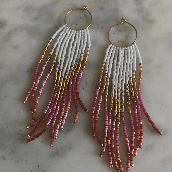 Boucle d’oreille en perles blanches, dorées et roses / White, gold and pink beads Earrings