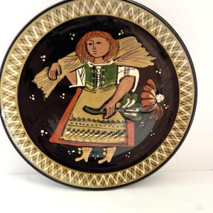 Vintage suizo Von Siebenthal Folk Art 8" Placa de cerámica Swiss Village Life Mujeres
